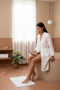 Mujer latina usando depiladora 4 en 1 en piernas – baño moderno