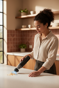 Mujer usando aspiradora portátil EG-121 en cocina