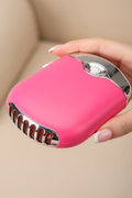 Close-up mini ventilador pestañas en mano con manicure
