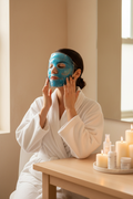Mujer latina aplicando mascarilla gel en tocador