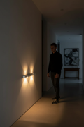 Lámpara LED con sensor de movimiento activándose en pasillo