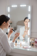 Mujer aplicando maquillaje con iluminación LED