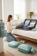 Mujer organizando maleta con el set