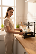 Mujer usando organizador en mesa de cocina